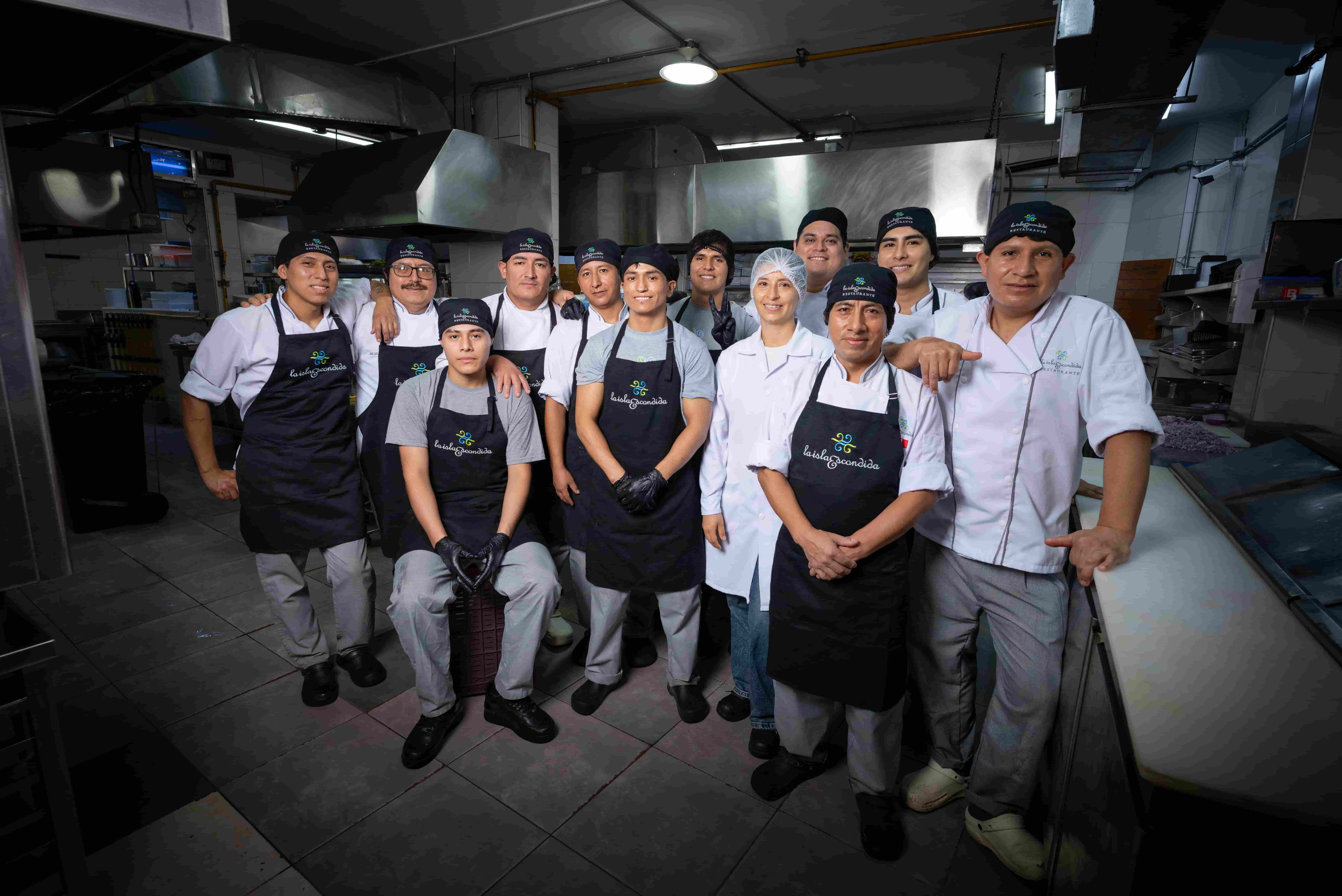 Equipo de La Isla Escondida trabajando en la cocina